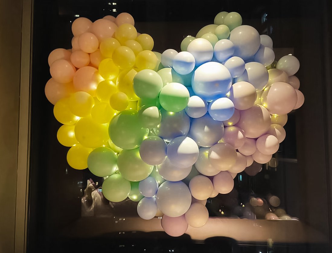 酒店房间浪漫的求婚气球布置
