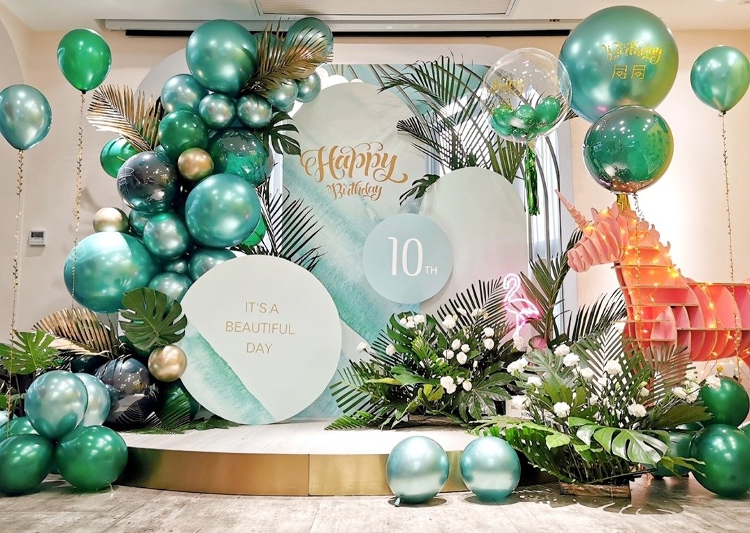 西餐厅的生日布置-绿色系的气球装饰